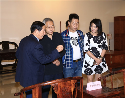 IMG_0836遵化市龍源工藝工貿有限責任公司董事長王澤林（左一）向中華木工委主任趙夫瀛先生（左二）介紹改良版&ldquo;黃花梨皇宮椅&rdquo;_副本
